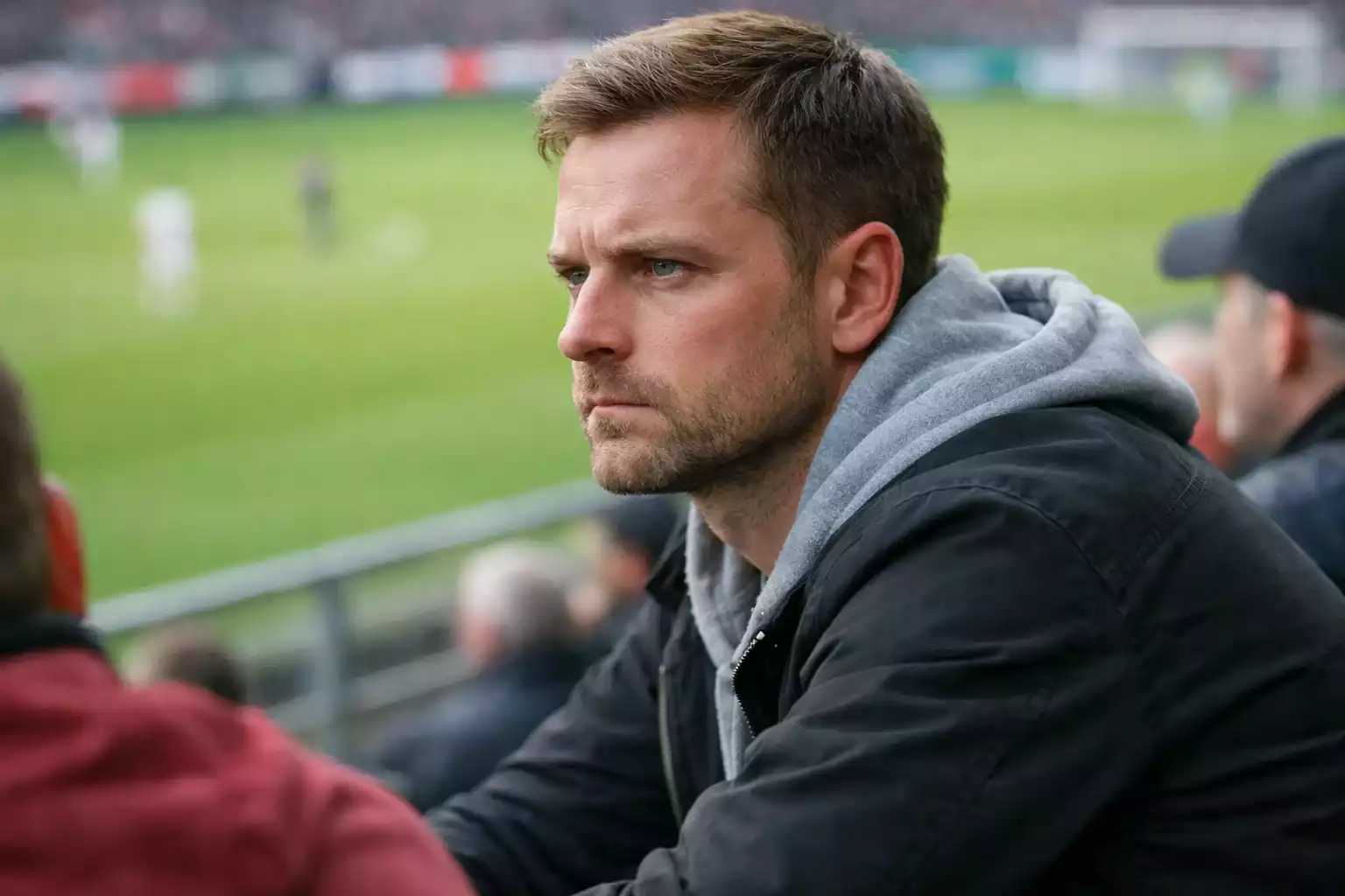 Fan verfolgt aufmerksam ein Fußballspiel im Stadion